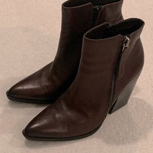 Naturalized ankle boots. Maroon with double zipper.